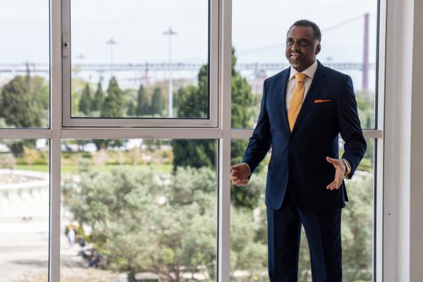 Bild 1 von 10: Der kitwanesische Botschafter Idris Lumbada (Miguel Hurst) steht vor einer entscheidenden Herausforderung, da er versucht, die bevorstehende Wahl in seinem Land zu beeinflussen.
