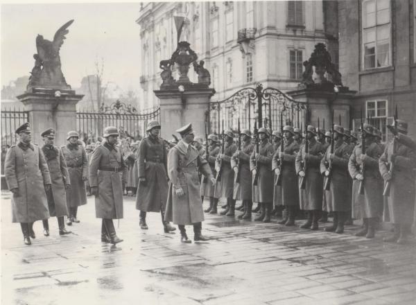 Bild 1 von 5: 1939: Hitler auf der Prager Burg.