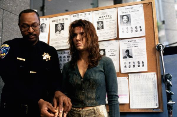 Bild 1 von 9: Die Identität der Computerspezialistin Angela Bennett (Sandra Bullock) ist aus allen Netzen getilgt. Sie ist plötzlich zu der von der Polizei gesuchten Prostituierten Judith Marx geworden.
