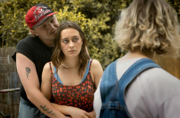 Bild 1 von 8: Mira (Mercedes Müller, Mitte) weiß, dass ihre Schwester Juli (Svenja Jung, rechts) von ihrer Ehe mit Ottes (Leonard Kunz, links) nicht viel hält. Aber sie lässt sich davon nicht beirren.