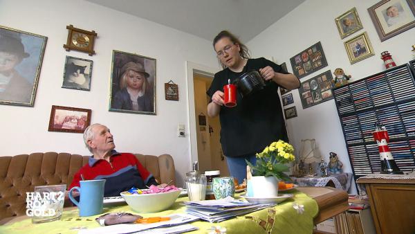 Bild 1 von 3: Sabrina (41) ist erneut bei Kumpel Wilfried (85) in Bremerhaven zu Besuch. Auch zukünftig möchte sie als Pflegekraft für ihn da sein - ganz offiziell mit beantragter Pflegestufe. Dafür benötigt sie auf lange Sicht aber eine Wohnung in Bremerhaven...