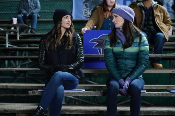 Bild 1 von 5: Lucy Lane (Jenna Dewan, l.); Lois Lane (Bitsie Tulloch, r.)