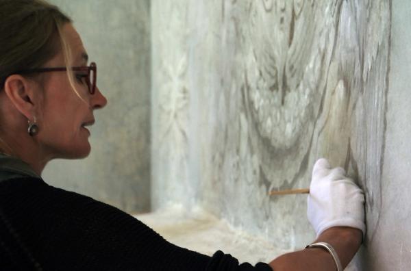 Bild 1 von 5: Die Tallinner Kunstprofessorin Hilkka Hiiop restauriert ein Wandgemälde in einem der Zimmer des Gutshauses Kolga in Lahemaa.
