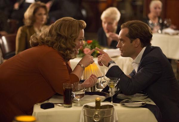 Bild 1 von 16: Susan Cooper (Melissa McCarthy, l.) ist eine bescheidene Schreibtisch-Agentin der CIA. Als jedoch ihr Partner (Jude Law, r.) scheinbar stirbt, meldet sie sich freiwillig, um undercover in die Welt der Super-Ganoven einzutauchen ...