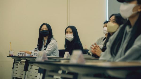 Bild 1 von 7: Immer mehr Koreanerinnen studieren. Sie können daher selbst für sich sorgen und bleiben lieber Single.