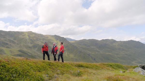 Bild 1 von 12: Im Bild: Pfarrer Tobias Höck gemeinsam mit Bergrettern beim Wandern.