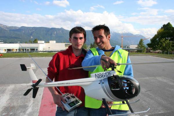 Bild 1 von 1: Willi (rechts) mit dem Modellhubschrauberbauer Manuel Heiduczek.