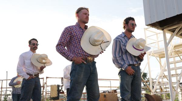 Bild 1 von 7: In Arthur County im Westen Nebraskas legen die Rodeoreiter vor dem Wettkampf ihre Hüte zum Gebet ab.