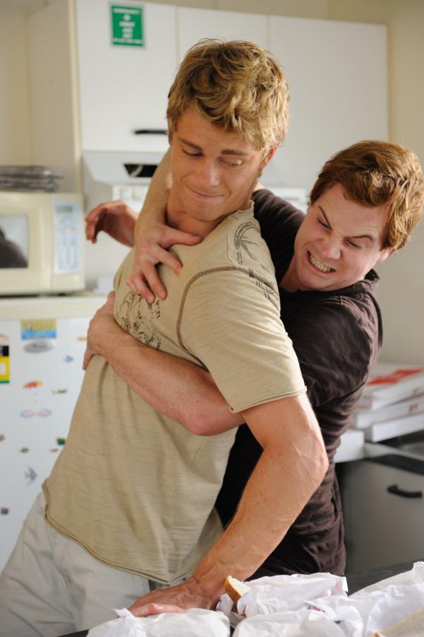 Bild 1 von 4: Will (Luke Mitchell, li.) möchte Rikki befreien. Leider wird er von einem Falschgeld-Dealer überrascht.