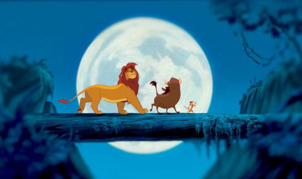 Bild 1 von 11: Simba, der Sohn des Königs der Löwen, wird von seinem Vater Mufasa sorgfältig auf seine zukünftige Regentschaft vorbereitet. Doch während der Kleine zusammen mit seiner besten Freundin Nala noch sorglos in der Savanne herumtollt, schmiedet Scar, der Bruder des Königs, einen teuflischen Plan: Er lockt Simba in einen Hinterhalt und tötet Mufasa, der seinem Sohn zu Hilfe eilen will. Da Simba sich selbst die Schuld am Tod seines Vaters gibt, läuft er verzweifelt von zu Hause fort. VSchließlich begegnet er zwei seltsamen Gesellen, die sich seiner annehmen: das warmherzige Warzenschwein Pumbaa und die pfiffige Meerkatze Timon zeigen Simba den Weg des \