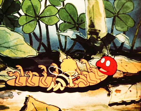 Bild 1 von 9: Im Bild: Maja probiert den Klang der einzelnen Tausendfüßler-Beine aus und sie entdeckt einen Mißton beim dritten, linken Vorderbein.