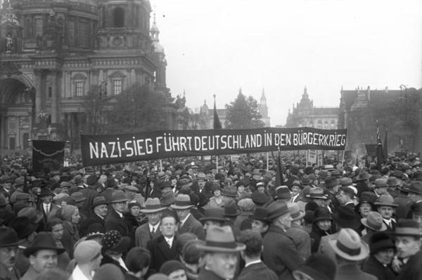 Bild 1 von 6: Die SPD demonstriert für die Republik und gegen Hitlers Kurs. Wenige Wochen später wird die Partei verboten.