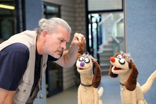 Bild 1 von 4: Der Hundetrainer (Götz Otto) spricht ein ernstes Wort mit Jan & Henry.