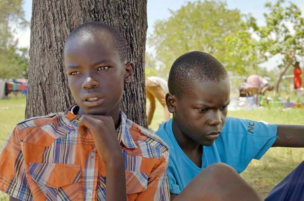 Bild 1 von 8: John Osumba Nyumba (li.) wurde mit sieben und Fred Okoth (re.) mit neun Jahren zur Prävention von Aids beschnitten.