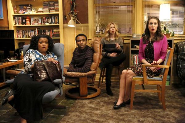 Bild 1 von 17: Die Freunde Shirley (Yvette Nicole Brown, l.), Troy (Donald Glover, 2.v.l.), Britta (Gillian Jacobs, 2.v.r.) und Annie (Alison Brie, r.) planen eine große Party für den Absolventen Jeff. Doch plötzlich tauchen fiese Doppelgänger der Clique aus dem Nichts auf und drohen das Fest zu ruinieren ...