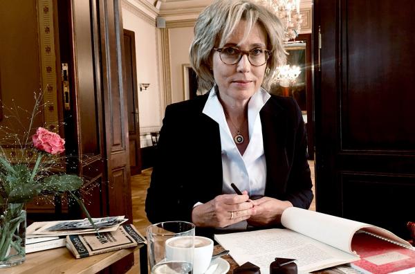 Bild 1 von 4: Historikerin Karina Urbach, Alices Enkelin, will die Geschichte hinter dem gestohlenen Kochbuch ihrer Großmutter aufdecken.