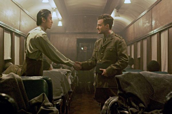 Bild 1 von 4: Der chinesische Übersetzer Gu Xingqing (Sky Kao, li.) trifft den britischen Militärarzt Harry Livingstone (Chris Cope, re.), der den Transport der chinesischen Kriegsarbeiter nach Europa begleitet. (Spielszene)