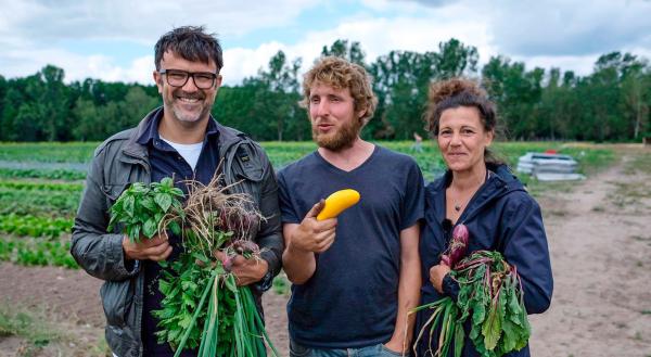 Bild 1 von 1: Tarik mit Minitopia-Gründerin Stevie und solidarischen Landwirtschaft-Gärtner Wendolin.