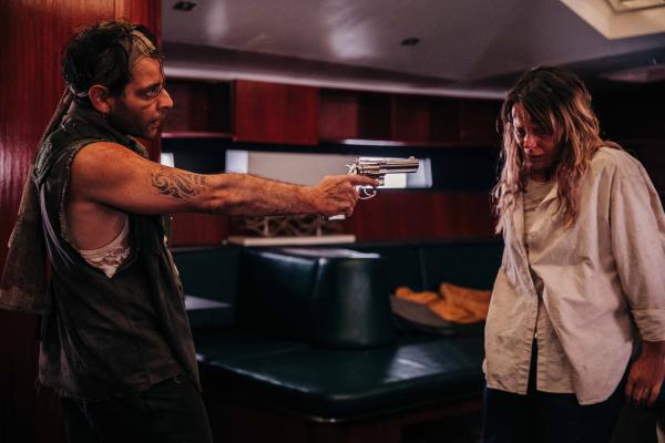 Bild 1 von 3: Ein Pirat (Komparse) bedroht Giulia (Barbora Bobulova) unter Deck des Segelschiffs mit einer Waffe.