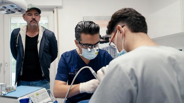 Bild 1 von 15: Im Bild: Heinz-Wilhelm Esser beobachtet Zahnarzt bei der Behandlung.