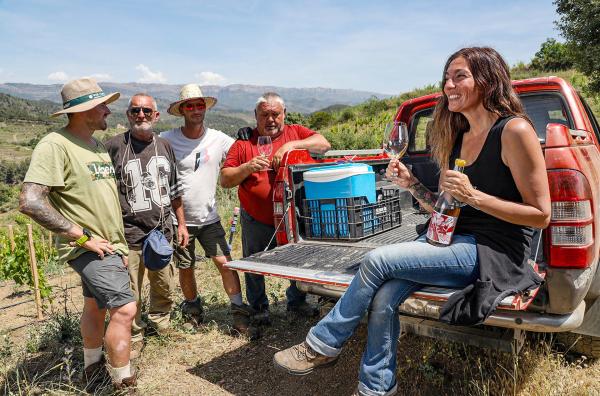 Bild 1 von 4: Winzerin Sara Pérez und ihre Mitarbeiter kosten ihren Wein dort, wo er wächst: an den sonnigen Hügeln des Priorat.