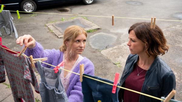 Bild 1 von 12: Die Ermittler besuchen mehrmals die frischgebackenen Eltern Christopher Schwanitz, Inhaber einer Autowerkstatt, und Constanze Schwanitz (Birte Hanusrichter, l.). Constanze hatte nicht nur die Dienste des Mordopfers, Hebamme Silke Adler, in Anspruch genommen, sondern war auch mit ihr befreundet. Sie gibt Ina Behrendsen (Julia Brendler, r.) den Hinweis, dass die Hebamme wegen der Hausgeburten, die sie auf Sylt durchführte, ständig Stress mit Ärzten des Sylter Krankenhaus hatte .