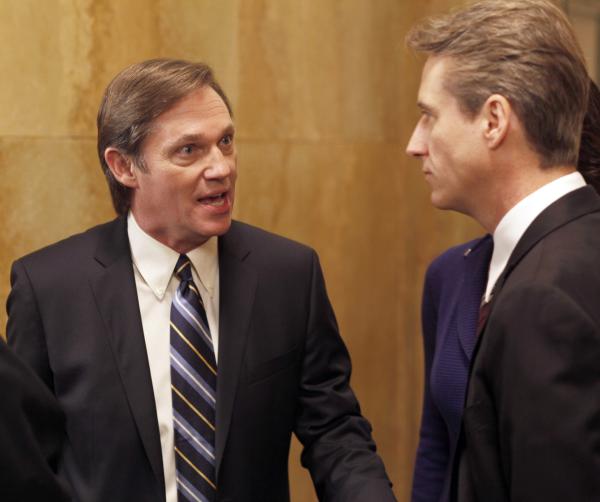 Bild 1 von 3: (l-r) Richard Thomas as Roger Jenson, Linus Roache as A.D.A. Michael Cutter -- NBC