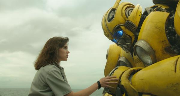 Bild 1 von 9: Charlie (Hailee Steinfeld, l.); Bumblebee (r.)