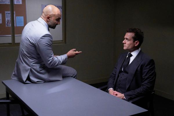 Bild 1 von 2: Harveys (Gabriel Macht, r.) Vergangenheit holt ihn ein: Sein früherer Widersacher Andrew Malik (Usman Ally) zwingt ihn, sich mit den Konsequenzen seines Handelns auseinanderzusetzen.