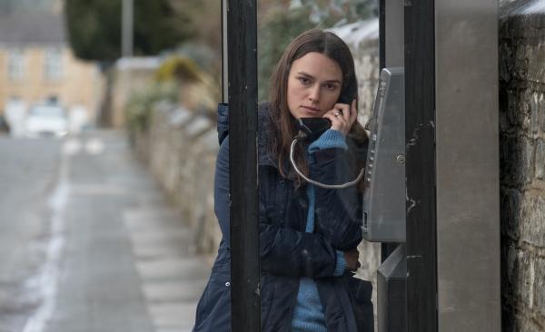 Bild 1 von 15: Katharine Gun (Keira Knightley) nimmt mit einer früheren Geheimdienstkollegin Kontakt auf.