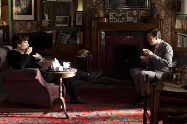 Bild 1 von 4: Sherlock Holmes (Benedict Cumberbatch, l.); Jim Moriarty (Andrew Scott, r.)