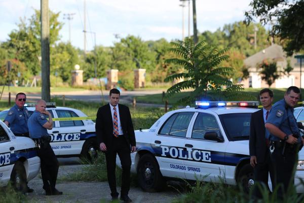 Bild 1 von 4: Lt Joe Kenda (Carl Marino, M.) wird zu einem Tatort gerufen - ein junger Mann namens George Ferribee liegt tot in einem Feld. Wer hat ihn kaltblütig erschossen?