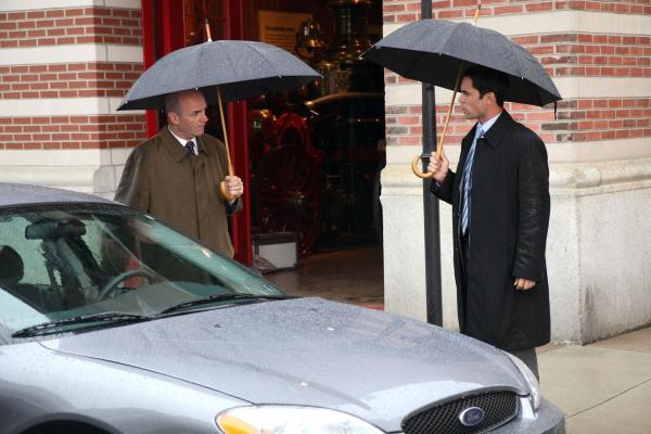 Bild 1 von 15: Bringen Licht ins Dunkle: John (John Finn, l.) und Scott (Danny Pino, r.) ...