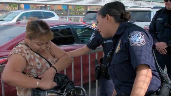 Bild 1 von 3: Eine Frau wird an der Grenze einer Ausweiskontrolle unterzogen.