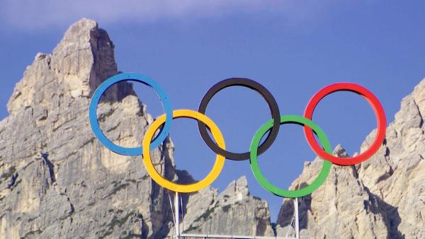 Bild 1 von 7: Im Bild: Olympische Ringe vor den Dolomiten über Cortina.