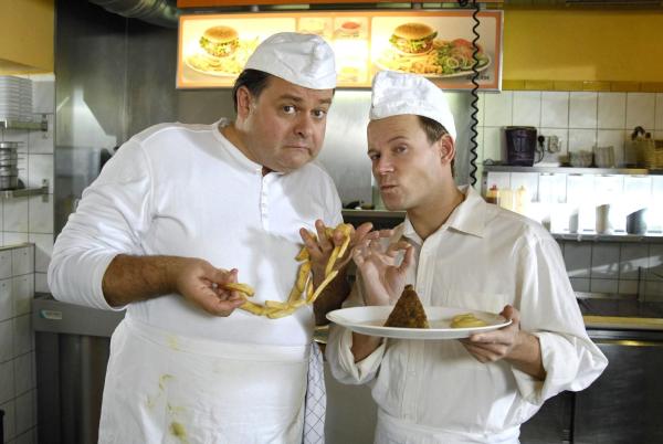 Bild 1 von 4: Die kreativen Imbissbudenbesitzer Markus (Markus Majowski, l.) und Mathias (Mathias Schlung, r.) entwerfen ihre neueste Kreation nach der Hackfleisch-Pyramidelle und den Currywurst-Plätzchen: ein Collier-des-Pommes nach Art des Hauses!