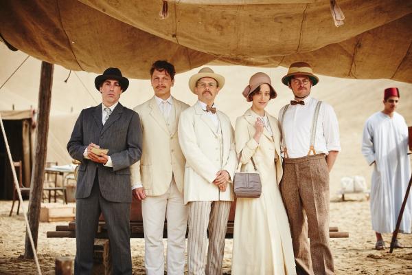 Bild 1 von 4: Der Archäologe Howard Carter (Carsten Strauch, 3.v.l.) und seine Geldgeberin (Judith Richter, 2.v.r.) erwarten mit Spannung die Öffnung des Sarkophags. Sie sind umgeben von Journalisten (Alexander Schubert, l., Holger Stockhaus, 2.v.l. und Max Giermann, r.).