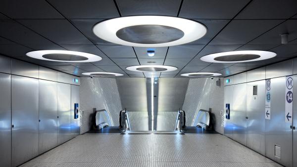 Bild 1 von 2: Der Treppenbereich der Station Porte De Clichy.