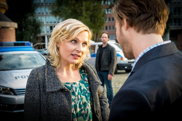 Bild 1 von 15: Melanie (Sanna Englund) weiß jetzt, dass ihre Jugendliebe Robert (Ingo Tomi) in die Vergangenheit gehört.