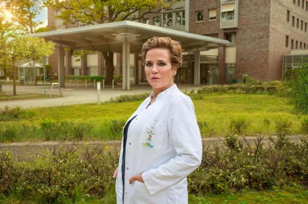 Bild 1 von 22: Dr. Barbara Berg (Muriel Baumeister)