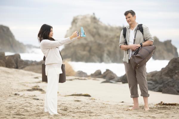 Bild 1 von 3: Bailey (Jenna Dewan) und John (Nathan Fillion) befinden sich in ihren Flitterwochen. Doch auf der Insel angekommen, werden sie massiv enttäuscht.