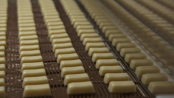 Bild 1 von 2: Für den Marzipan-Klassiker der Lübecker Firma Niederegger wird die geformte Mandelpaste im Anschluss mit Schokolade überzogen.