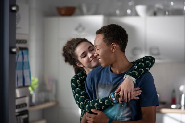 Bild 1 von 4: Sibel (Josie Hermer, li.) und Pawel (Noel Okwanga, re.) sind einfach ein Traumpaar.