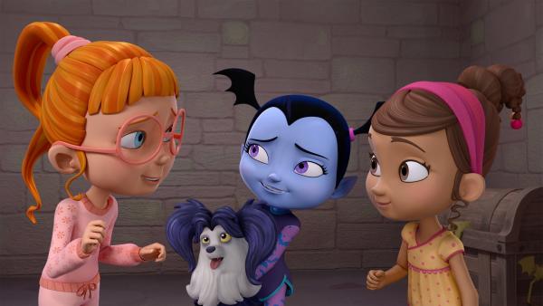 Bild 1 von 6: 2a) Vampirina lädt ihre Freundinnen zu einer Übernachtungsparty ein und versucht, alles Transsylvanische von ihnen fern zu halten.  2b) An ihrem ersten Schultag wird Vampirina fotografiert und bekommt einen Schreck.