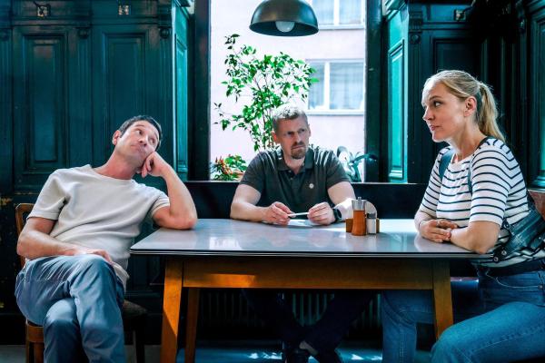 Bild 1 von 14: Im Bild (v.li.): Andreas Kiendl (Klaus Lechner), Martin Gruber (Max Herzog), Lilian Klebow (Penny Lanz).