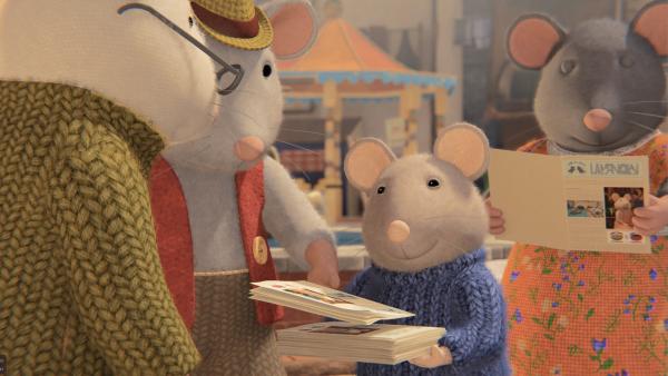 Bild 1 von 5: Sam (2.v.r.) verteilt stolz die neueste Ausgabe der Mäusezeitung an die Hausbewohner Herrn Hurtig (l.), Herrn Grummel (2.v.l.) und Frau Plapper (r.). Auf der Titelseite ist seine neue und beste Freundin Julia zu sehen.