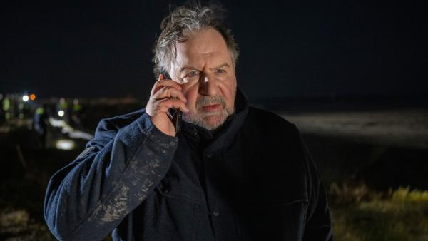 Bild 1 von 10: Martin Büscher (Wolf Bachofner) erhält während einer Suchaktion einen Anruf vom Großvater des Vermissten, dem niedersächsischen Innenminister Thomas Claudius. Erfüllt von Sorge übt dieser Druck auf die Polizeikommission aus.