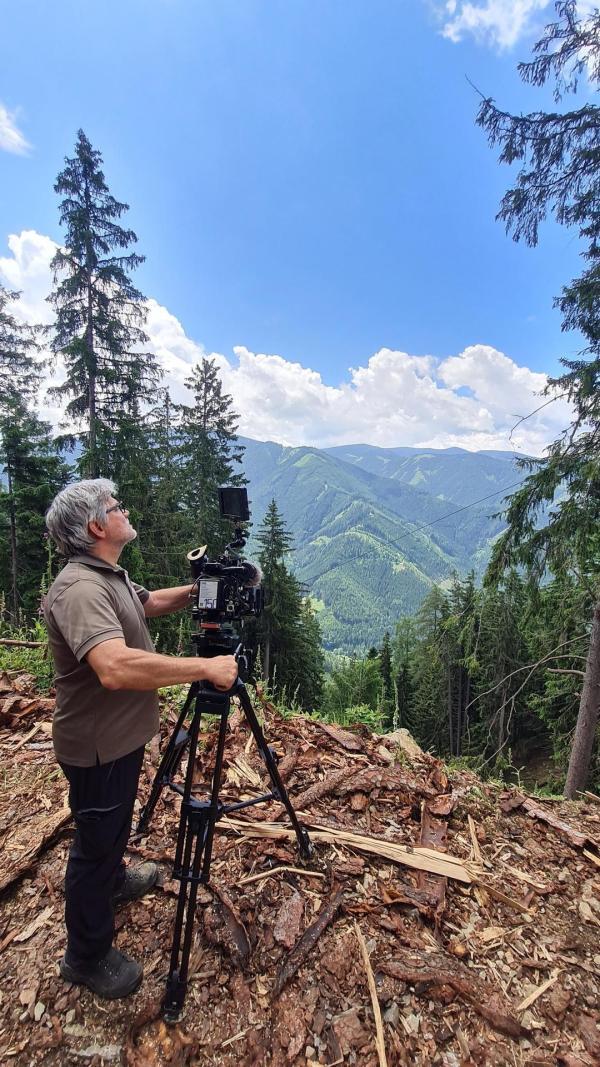 Bild 1 von 1: Im Bild: Dreharbeiten im Wald.