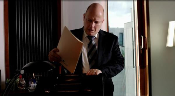 Bild 1 von 15: Die Luft wird dünner und dünner. Das Verhältnis zwischen dem Bundespräsidenten und seinem Sprecher Olaf Glaeseker (Holger Kunkel) ist nicht mehr von gegenseitigem Vertrauen geprägt, denn Glaeseker will offen mit den Vorwürfen umgehen, Wulff setzt auf die Salamitaktik ...