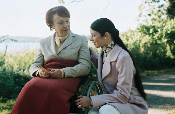 Bild 1 von 1: Biancas Großmutter Ursula Berger (Annemone Haase, l.) weiß, dass Judith (Elisabeth Sutterlüty, r.) dem Glück ihrer Enkelin Bianca mit Oliver Wellinghoff im Wege steht.